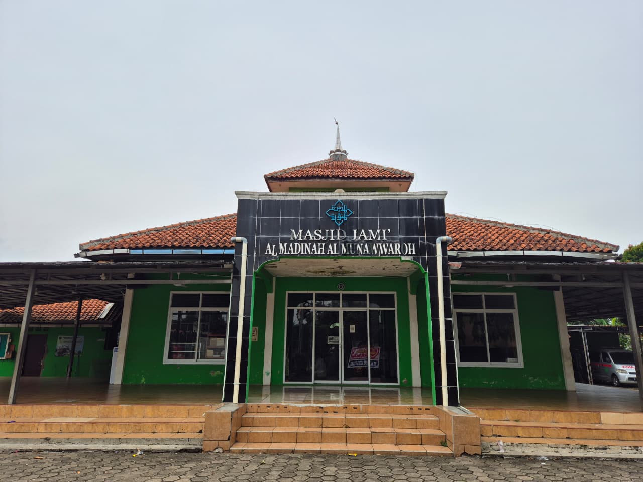 Tampak Depan Masjid
